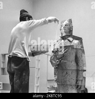Oslo 19720805: Sculptor Nils Aas during his work on the monument to King Haakon. The monument should be ready for his 100th birthday for his birth. In 1971, the City Council decided to go for the location in Haakon VII`s GT. in June 7th place. Here the half -size clay shape that is divided with thin brass boards, and the artist's first step was to dress this clay shape with plaster. Photo: Ivar Aaserud / Current / NTB Stock Photo